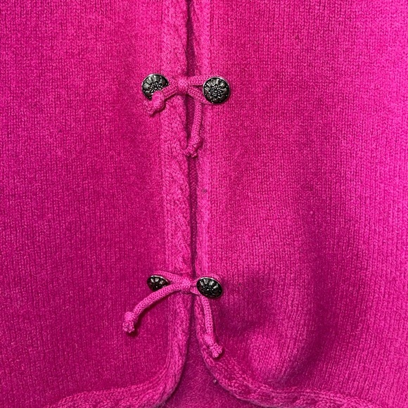 Vintage Magenta Shetland Wool Cardigan with Decorative Clasps - Picture 6 of 6